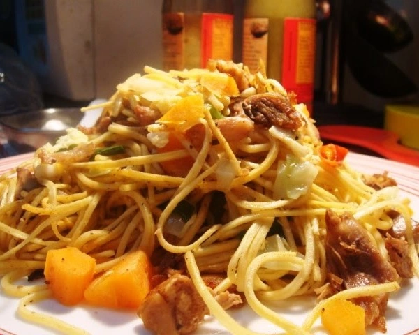 Schezwan chicken hakka noodels
