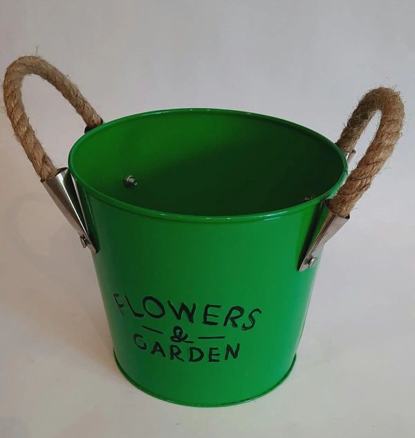 Green Metal Planter - D*H : 7*6 inches