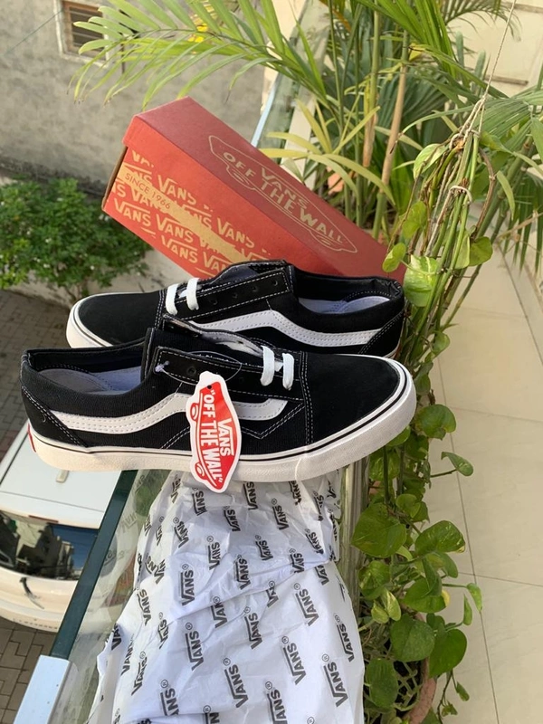 Vans 1  - UK 7