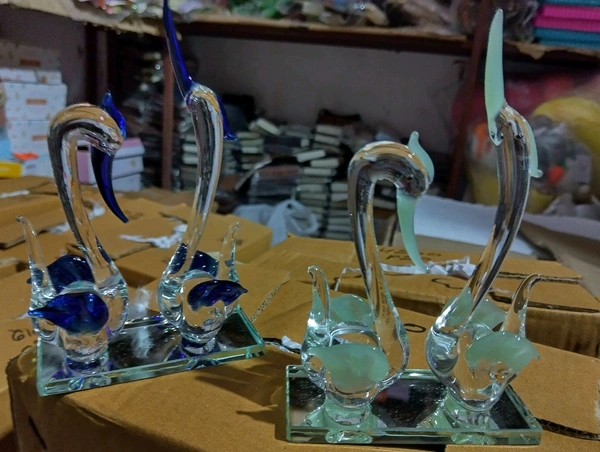 GLASS SWAN S17