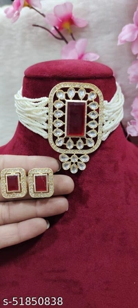Sizzling Fancy Women jewellery set