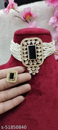 Sizzling Fancy Women jewellery set