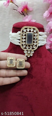 Sizzling Fancy Women jewellery set