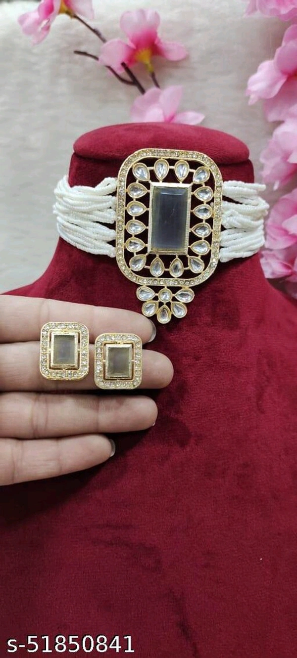 Sizzling Fancy Women jewellery set