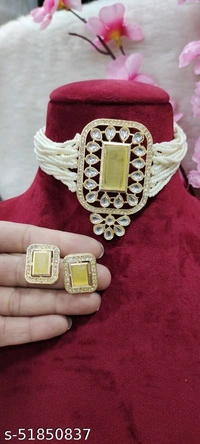 Sizzling Fancy Women jewellery set