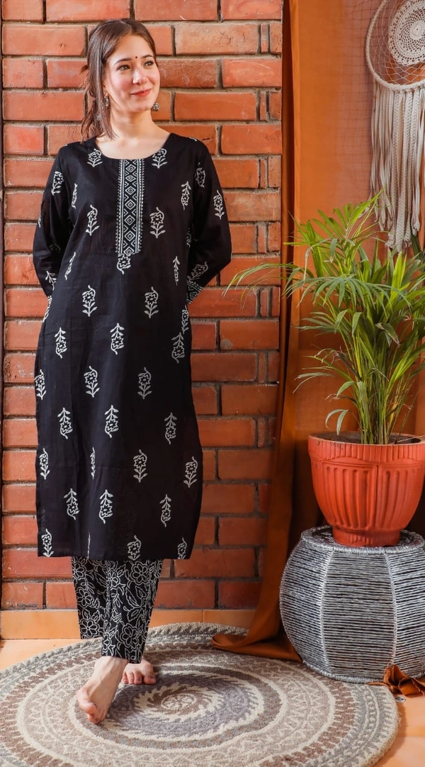 BRISA Printed Classic Black Kurtis - M to XXL