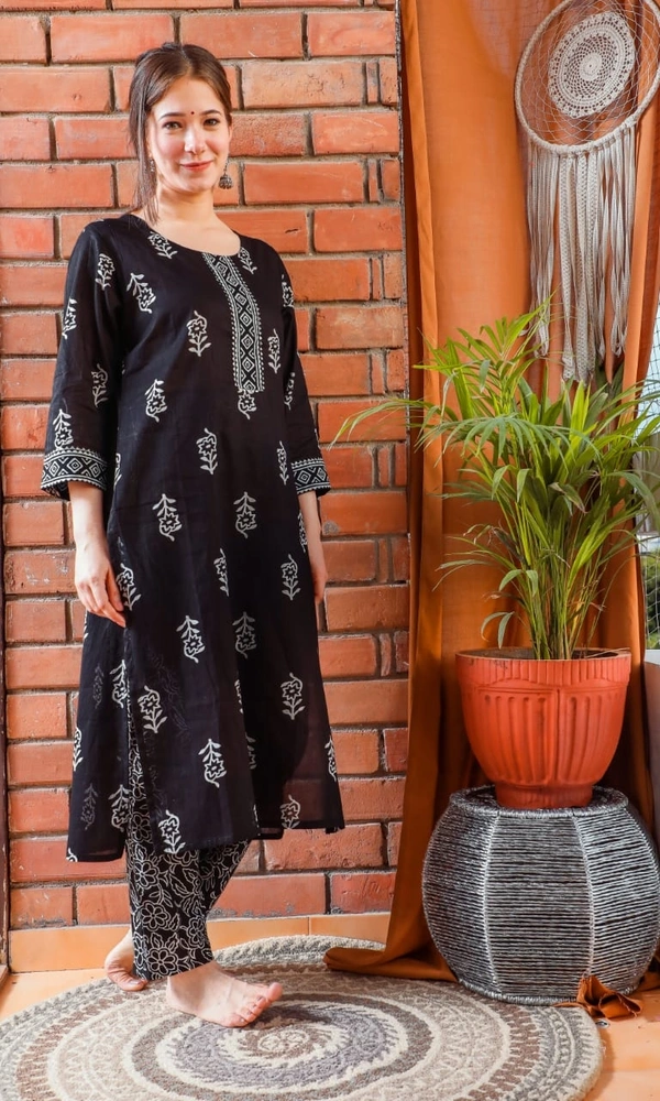 BRISA Printed Classic Black Kurtis - M to XXL