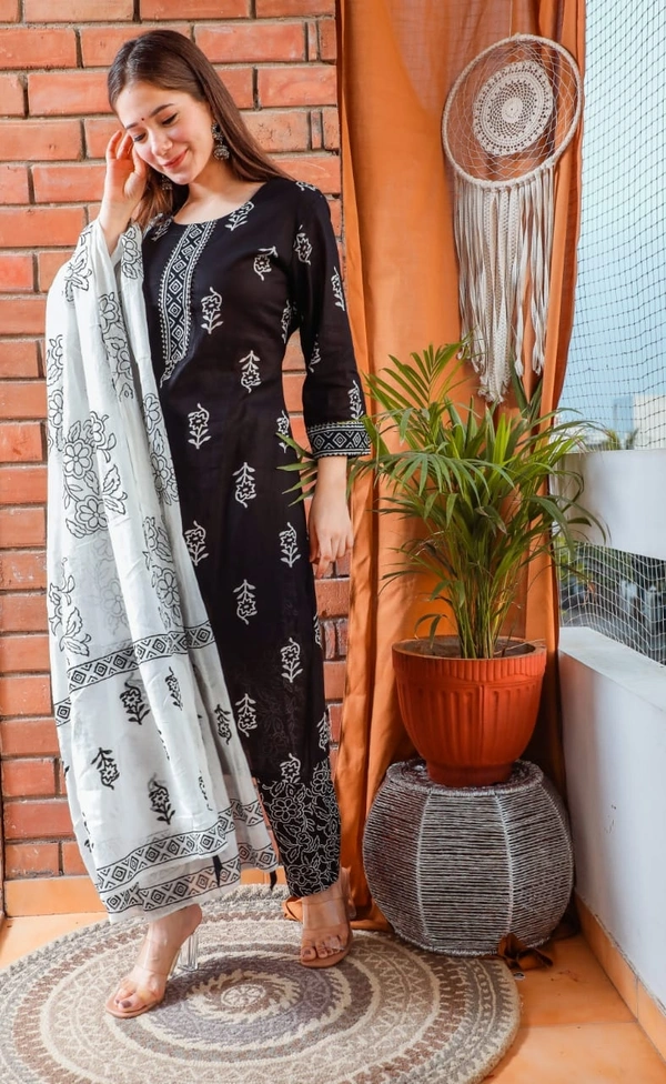 BRISA Printed Classic Black Kurtis - M to XXL