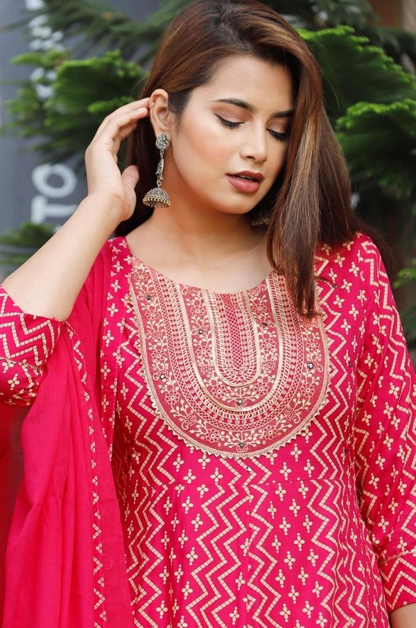 BRISA Rayon Gold Printed Kurti,Pant, Duppatta - M(38) L(40) XL(42) XXL(44)