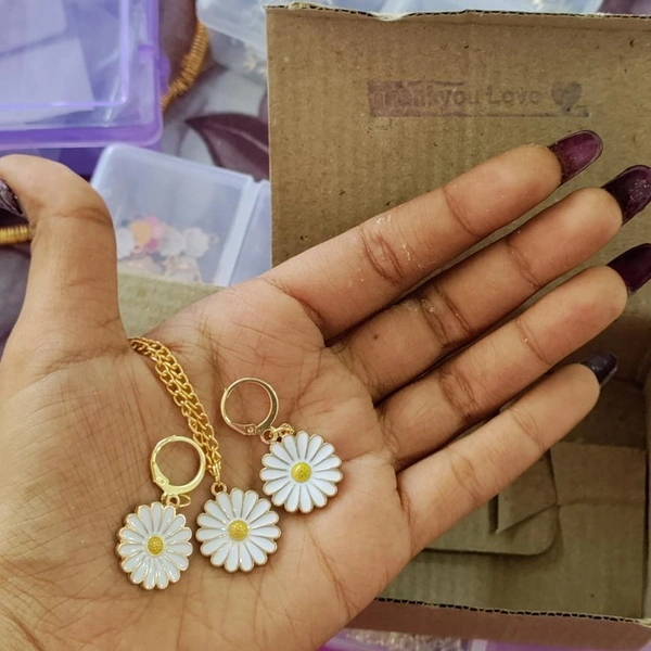 Daisy Necklace+ Earrings Set  - White