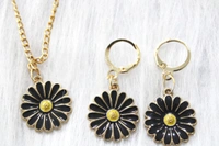 Daisy Necklace+ Earrings Set  - White