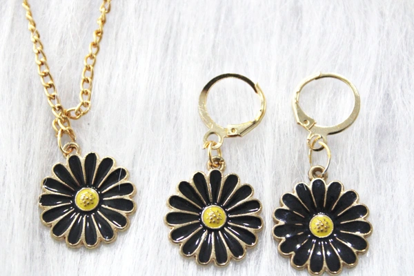 Daisy Necklace+ Earrings Set  - White