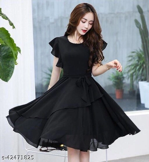 Women Solid Black Knee length - M